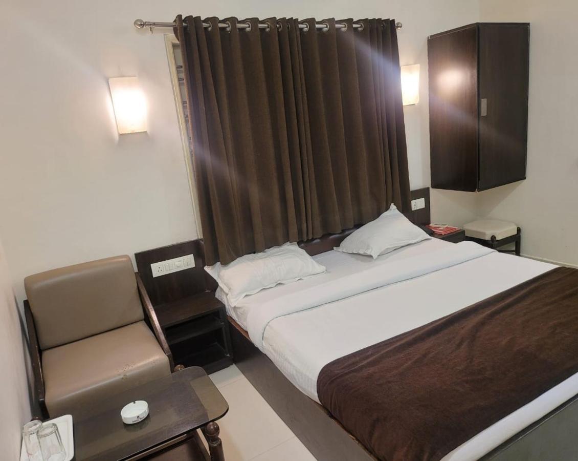 Golden Plaza Hotel Ahmedabad Exterior photo