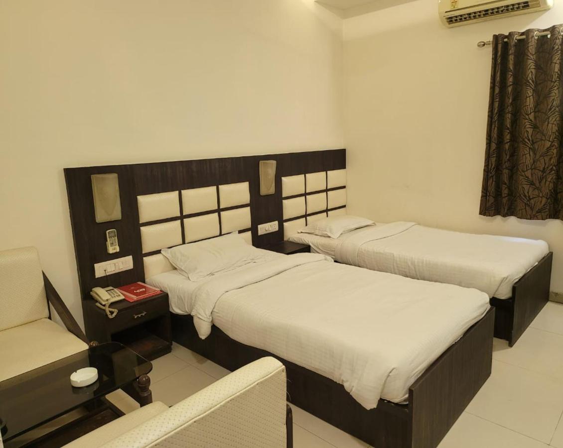 Golden Plaza Hotel Ahmedabad Exterior photo
