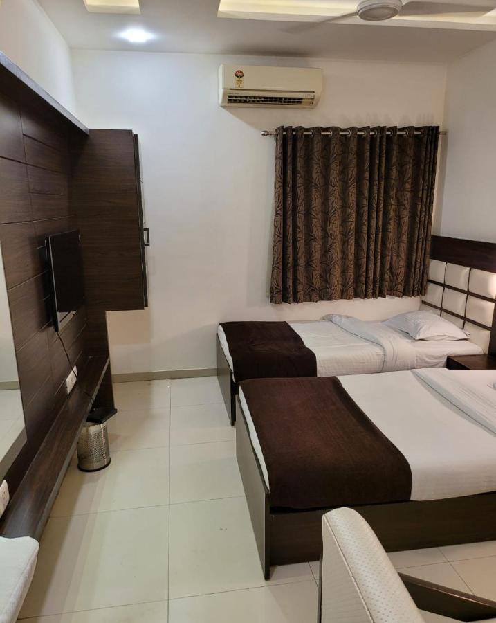 Golden Plaza Hotel Ahmedabad Exterior photo