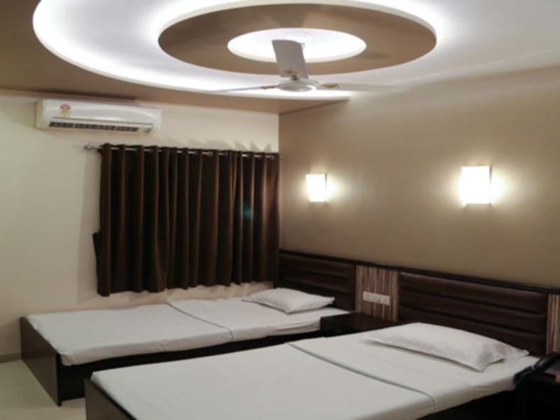 Golden Plaza Hotel Ahmedabad Exterior photo